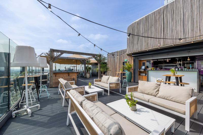 Zitplekken op het dakterras van Floor17 in Amsterdam