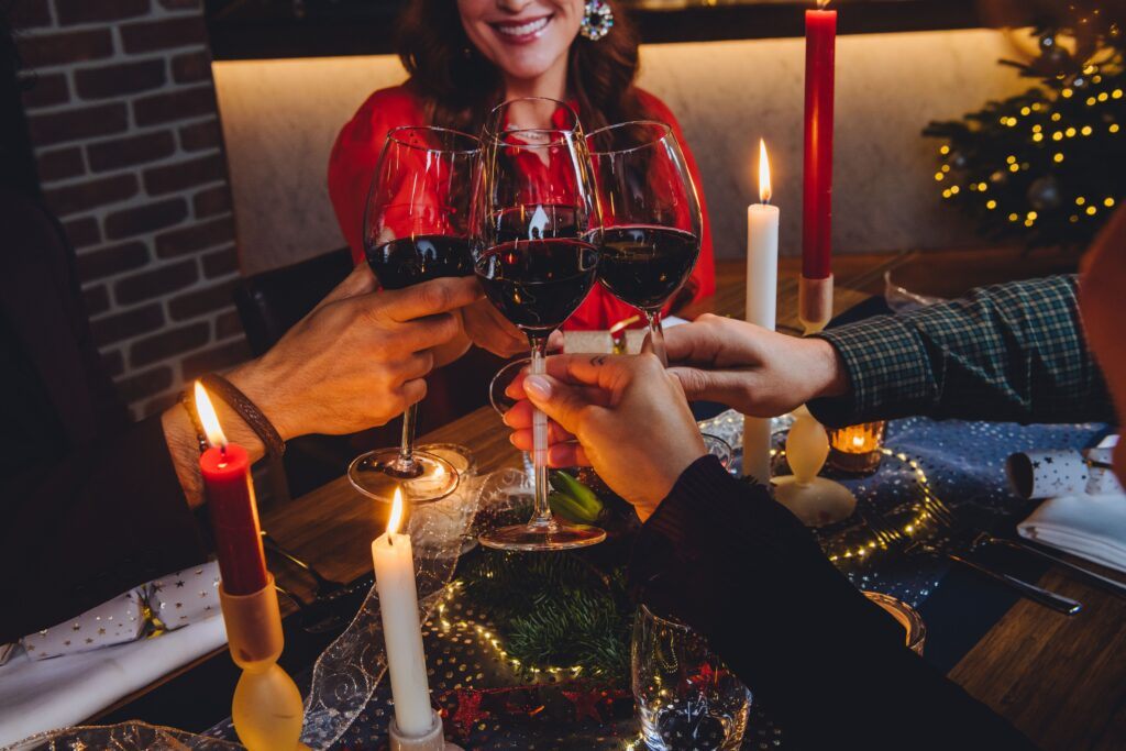 Gasten van Floor17 proosten met rode wijn tijdens een feestelijk kerstdiner in Floor17, Amsterdam.